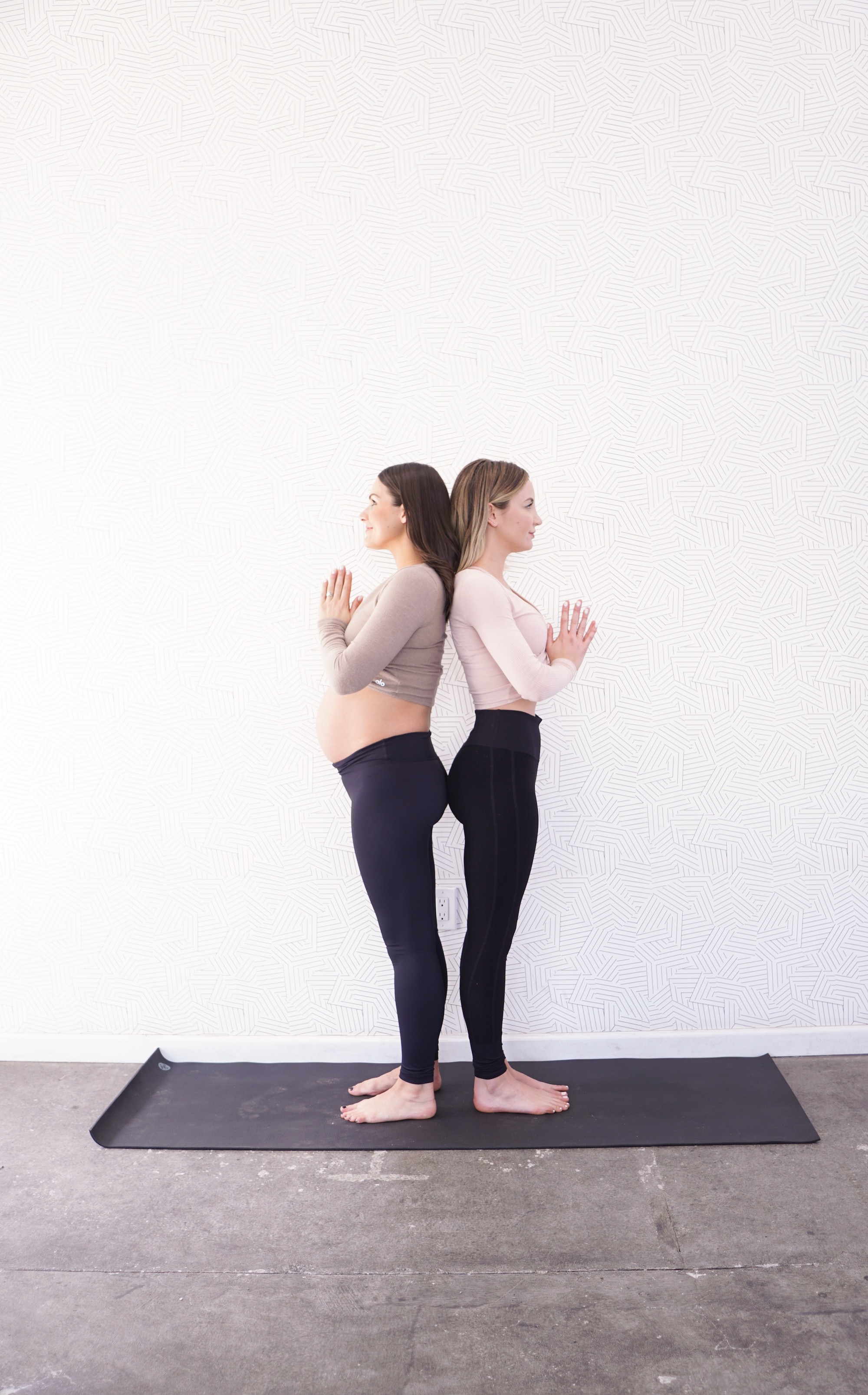 Full-Body Pregnancy Yoga Flow (25 Minute Prenatal Yoga Class For All  Trimesters) 
